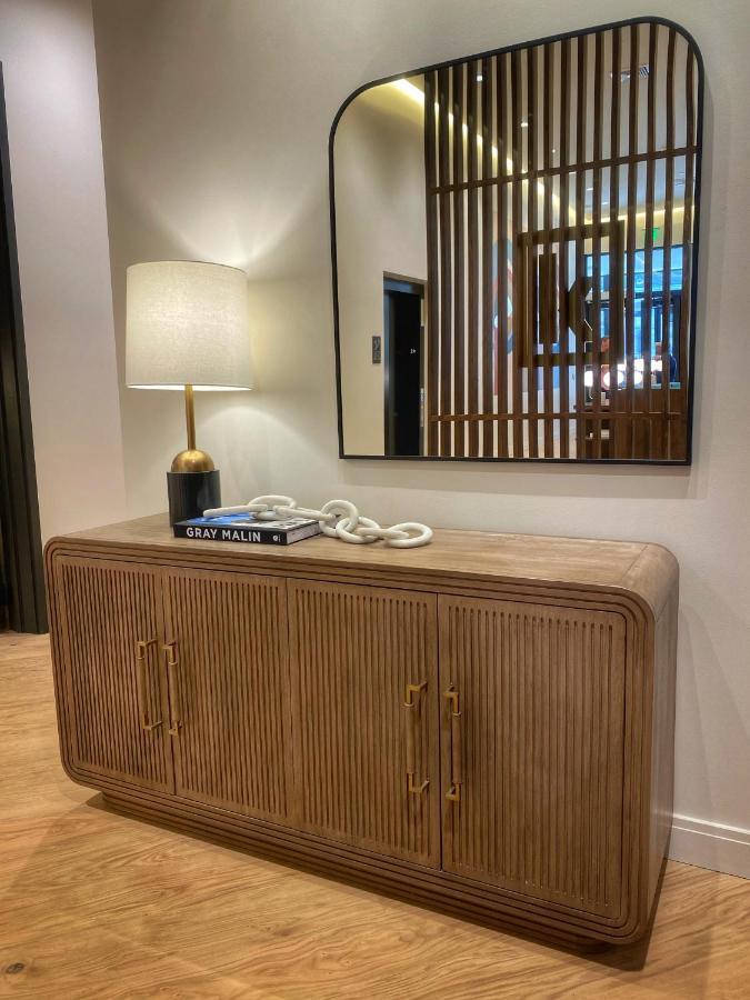 Kinn Guesthouse Downtown Милуоки Екстериор снимка